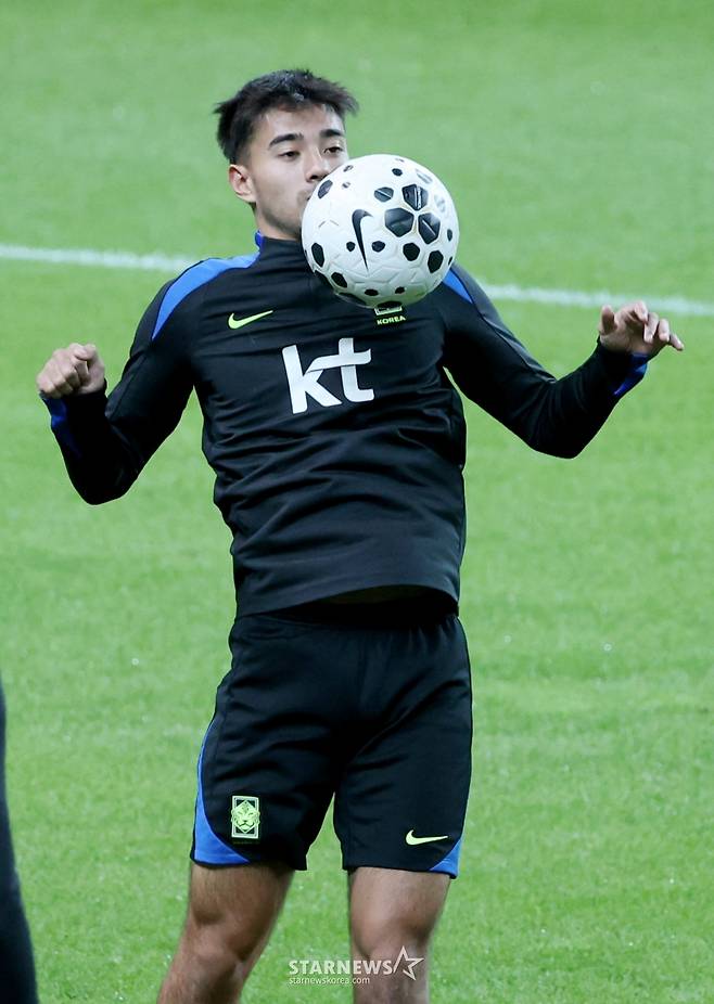 축구 대표팀 훈련 중인 옌스 카스트로프. /사진=김진경 대기자