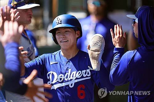 LA다저스 소식통 다저스 웨이는 23일(한국시간) LA다저스가 2026시즌 미국 메이저리그(MLB) 개막 엔트리에 김혜성을 제외하자 김혜성의 미래를 주목했다. 김혜성은 스프링캠프 기간 동안 타율 0.407(27타수 11안타) 1홈런 6타점 1볼넷 8삼진 OPS(출루율+장타율) 0.967을 찍으며 좋은 타격 감각을 보여줬음에도 지난해에 이어 또다시 마이너리그에서 시즌을 시작한다. 매체는 김혜성이 마이너리그에서 좋은 활약을 펼치며 다저스가 김혜성을 다른 팀으로 트레이드 보낼 것으로 전망했다. 연합뉴스