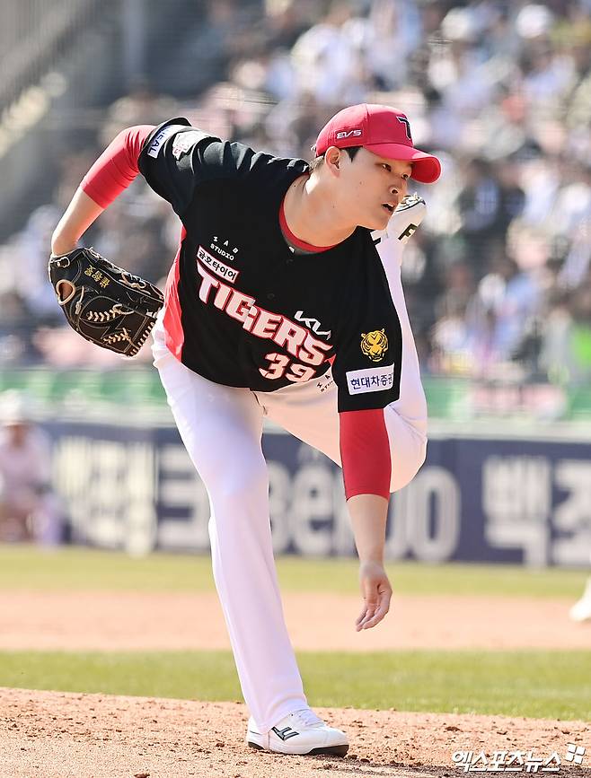 21일 오후 서울 송파구 잠실야구장에서 열린 '2026 신한 SOL Bank KBO리그 시범경기' KIA 타이거즈와 두산 베어스의 경기, 6회말 KIA 최지민이 역투하고 있다. 엑스포츠뉴스 DB