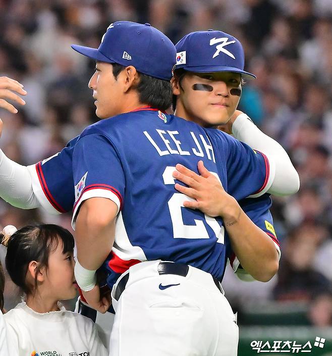 7일 오후 일본 도쿄돔에서 열린 2026 월드베이스볼클래식(WBC) C조 한국과 일본의 경기, 한국 이정후가 김도영을 안아주고 있다. 엑스포츠뉴스 DB