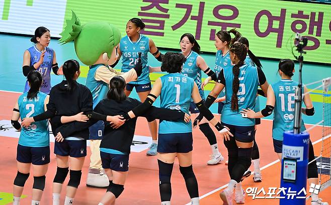 11일 오후 서울 장충체육관에서 열린 '진에어 2025-2026 V-리그' GS칼텍스와 페퍼저축은행의 경기, GS칼텍스가 페퍼저축은행에 세트스코어 3:0(25-21 25-18 25-21)으로 승리하며 4연승을 기록했다.  이날 경기에서 승리한 GS칼텍스 선수들이 기뻐하고 있다. 엑스포츠뉴스 DB