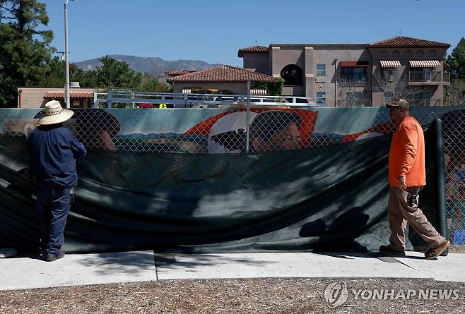 미 캘리포니아 샌퍼난도에서 차베스 벽화를 가리는 모습 [AFP=연합뉴스. 재판매 및 DB 금지]