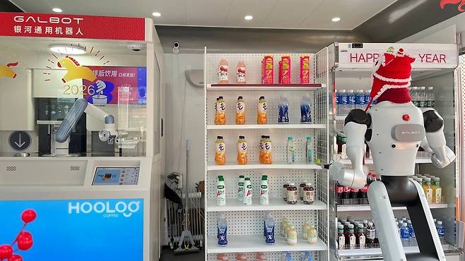 갤봇 휴머노이드 (베이징=연합뉴스) 김현정 특파원 = 베이징 하이뎬구 중관춘(中關村)에 위치한 무인 소매점 내에서 갤봇의 휴머노이드 로봇이 주문을 받고 매대에서 음료를 살피고 있다. 2026.3.23 hjkim07@yna.co.kr