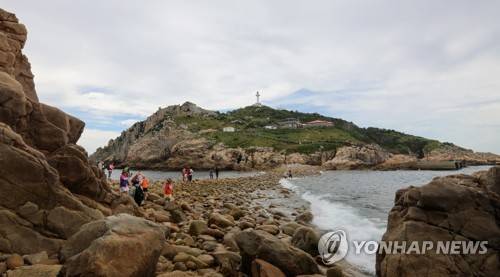 소매물도 열목개    (통영=연합뉴스) 진성철 기자 = 8월 10일 경남 통영시 소매물도에서 등대섬으로 가는 길 바닷길 열목개. 물때에 맞춰 바닷길이 열린다. 2022.8.10
 zjin@yna.co.kr (끝)