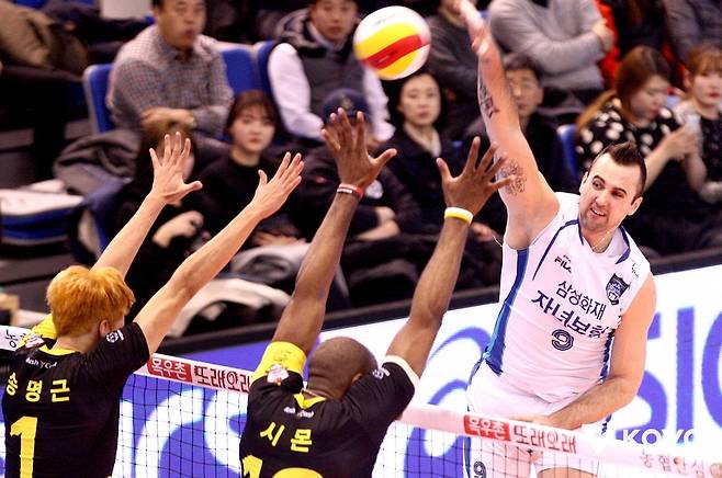 삼성화재에서 뛴 그로저의 공격 장면 [한국배구연맹 제공. 재판매 및 DB 금지]