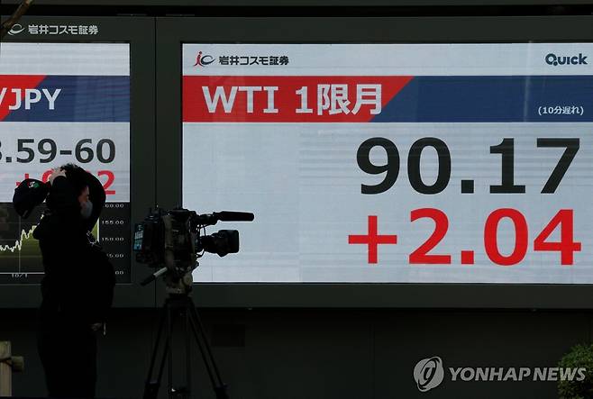 도쿄 시내 전광판에 비친 서부텍사스원유(WTI) 선물 가격 [로이터 연합뉴스 자료사진. 재판매 및 DB 금지]