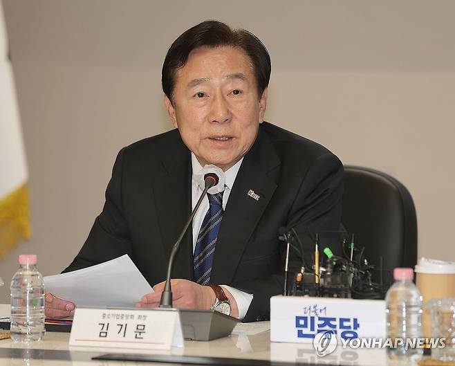 인사말하는 김기문 회장 (서울=연합뉴스) 류영석 기자 = 김기문 중소기업중앙회장이 24일 서울 여의도 중소기업중앙회에서 열린 중동 상황 대응을 위한 민주당-중소기업 간담회에서 인사말을 하고 있다. 2026.3.24 ondol@yna.co.kr