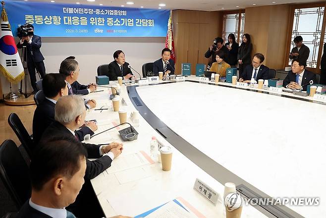 중소기업 대표 만난 정청래 대표 (서울=연합뉴스) 류영석 기자 = 더불어민주당 정청래 대표가 24일 서울 여의도 중소기업중앙회에서 열린 중동 상황 대응을 위한 중소기업 간담회에서 인사말을 하고 있다. 2026.3.24 ondol@yna.co.kr