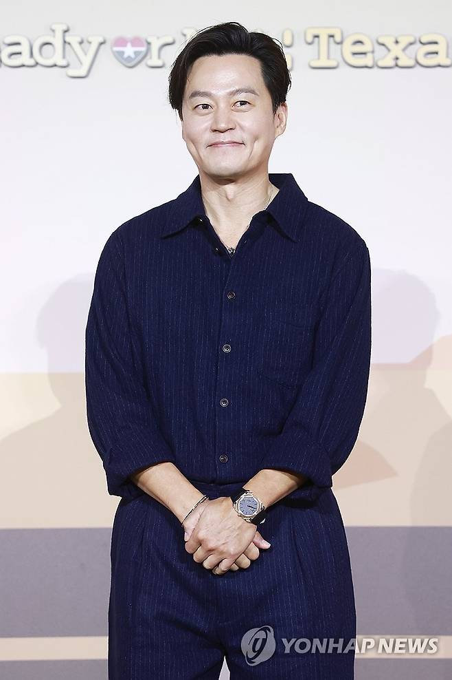 이서진, 수줍은 포즈 (서울=연합뉴스) 진연수 기자 = 배우 이서진이 24일 서울 용산구 CGV용산아이파크몰에서 열린 넷플릭스 예능 '이서진의 달라달라' 제작발표회에서 포즈를 취하고 있다. 2026.3.24 jin90@yna.co.kr