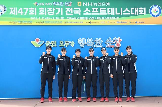 우승 NH농협은행 선수단.  [대한소프트테니스협회 제공. 재판매 및 DB 금지]