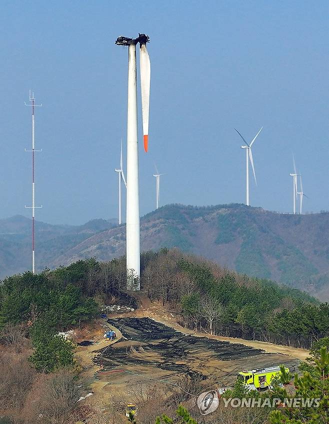 멈춰선 영덕 풍력발전단지 (영덕=연합뉴스) 김현태 기자 = 24일 오전 경북 영덕군 영덕읍 창포리 풍력발전단지 내 한 풍력발전기가 전날 화재로 검게 타버린 가운데 해당 발전기 너머로 멈춰 선 풍력발전기들이 보인다. 2026.3.24 mtkht@yna.co.kr