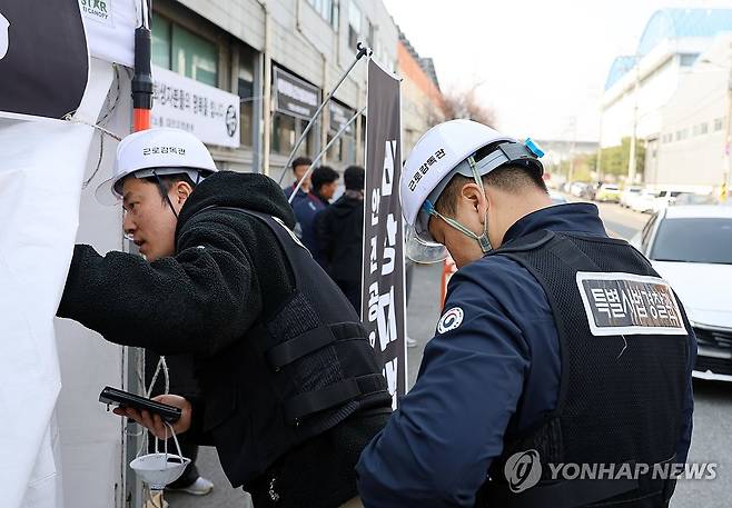 안전공업 노조 확인하는 근로감독관 (대전=연합뉴스) 이주형 기자 = 24일 오전 대전 대덕구 안전공업 2일 차 현장 감식에 나선 대전고용노동청 근로감독관들이 안전공업 노조 임시 사무실을 확인하고 있다. 2026.3.24 coolee@yna.co.kr