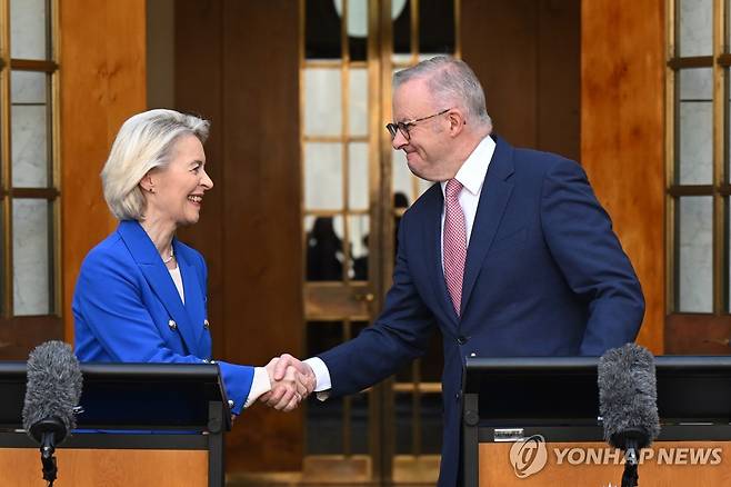 EU-호주 정상, FTA 체결 악수 (캔버라 EPA=연합뉴스) 24일(현지시간) 호주 캔버라 의회에서 우르줄라 폰데어라이엔 유럽연합(EU) 집행위원장(왼쪽)과 앤서니 앨버니지 호주 총리가 자유무역협정(FTA)을 체결한 뒤 공동 기자회견에서 악수하고 있다.
