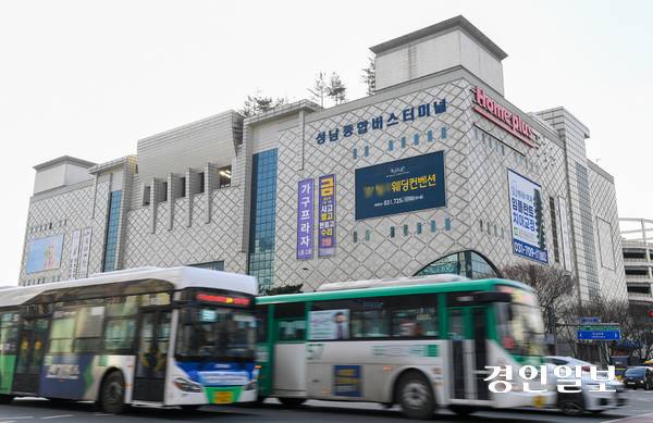 관리단과 상인들 간 관리비 문제를 놓고 소송전이 펼쳐지는 등 진통이 일고 있는 성남시 분당구 야탑동 소재 테마폴리스 건물 전경. /경인일보DB