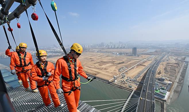 ▲ 세계 최고 높이 해상교량 전망대인 인천 청라하늘대교(제3연륙교) 전망대가 다음 달 개장을 앞둔 가운데 25일 시설 점검에서 관계자들이 안전장비를 착용하고 외부 공간을 걸으며 '엣지워크'를 시연하고 있다. /이재민 기자 leejm@incheonilbo.com