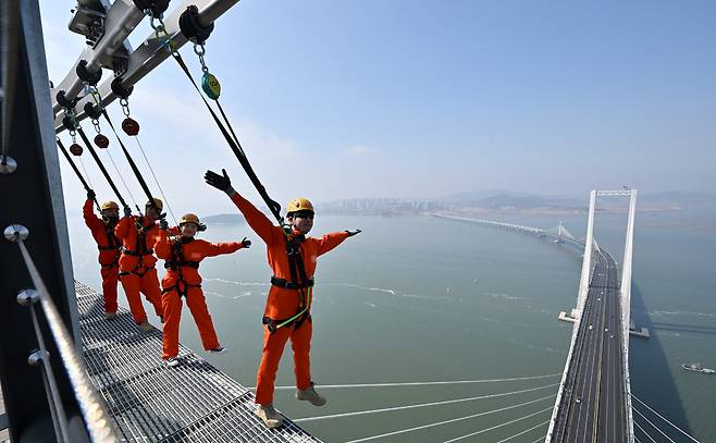 ▲ 세계 최고 높이 해상교량 전망대인 인천 청라하늘대교(제3연륙교) 전망대가 다음 달 개장을 앞둔 가운데 25일 시설 점검에서 관계자들이 안전장비를 착용하고 외부 공간을 걸으며 '엣지워크'를 시연하고 있다. /이재민 기자 leejm@incheonilbo.com