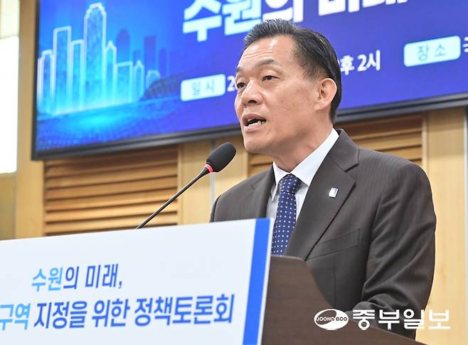 이재준 수원시장이 25일 오후 서울시 국회의원회관에서 열린 수원의 미래 경제자유구역 지정을 위한 정책토론회에서 개회사를 하고 있다. 임채운기자