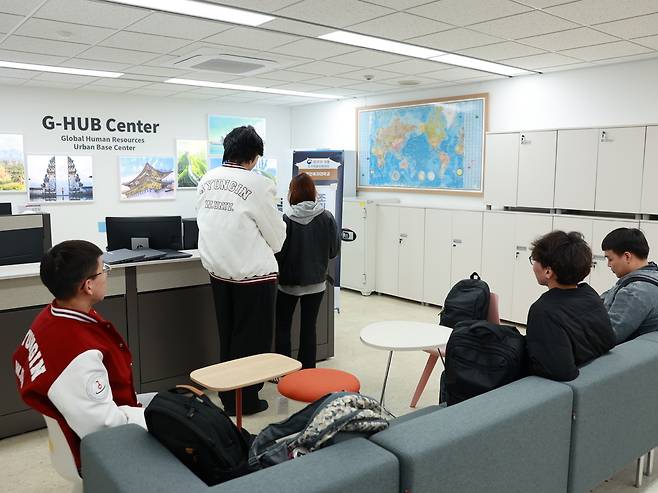 경인여대는 외국인 유학생들의 안정적인 학업 적응과 초기 정착 지원을 위해 외국인 유학생에게 노트북을 무상 대여한다.