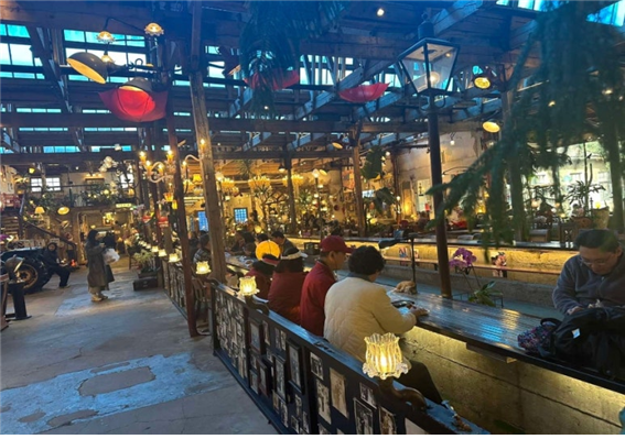 '마음 활짝~! 웃음 가득 힐링 데이' 참여자들이 강화도 조양방직 카페에서 휴식을 취하고 있다.<인천시 제공>