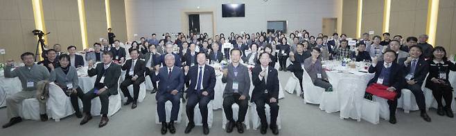 충남대 총동창회 임원들이 파이팅을 외치고 있다.                                                                              사진=이찬희 미디어 메이커스 피디/김독 제공