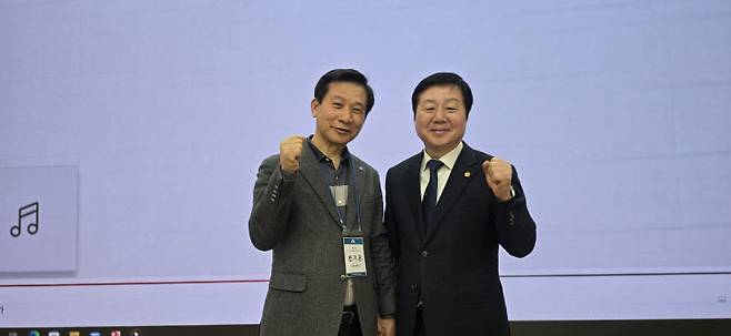 한기온 충남대 총동창회장과 김정겸 충남대 총장이 다정하게 손을 맞잡고 충남대 파이팅을 외치고 있다.                   사진 한성일 기자