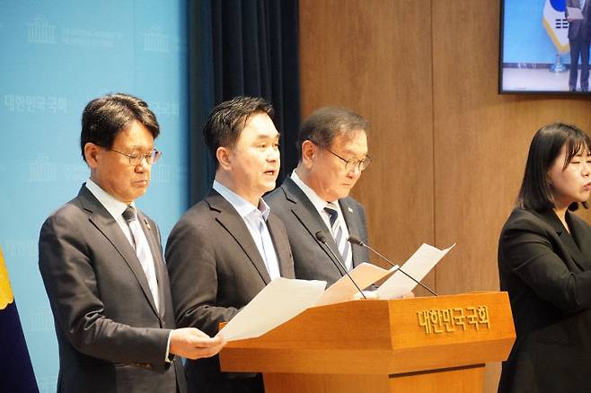 행정수도 특별법을 대표 발의한 더불어민주당 국가균형성장특별위원장인 김태년 의원과 조국혁신당 황운하 의원, 무소속 김종민 의원이 25일 국회 소통관에서 3월 30일 예정된 국회 국토교통위원회 법안심사소위원회에 법안을 상정해 여야가 합의 처리하기를 촉구하고 있다. 사진제공=김종민 의원실