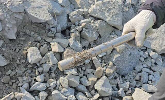 ▲ 자석봉에 달라 붙은 숏크리트 강섬유.