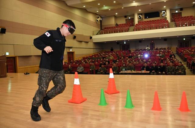 ▲ 공군 제17전투비행단 소속 장병이 25일 필승관에서 음주고글 체험을 하고 있다./청주청원경찰서 제공