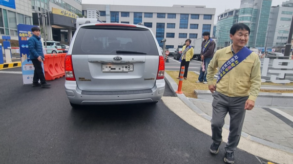 중동 사태로 인한 원유 수급 불안으로 공공부문 차량 5부제(요일제)가 시행된 25일 광주광역시 동구청 주차장으로 민원인 차량이 진입하고 있다. 광주 동구 제공