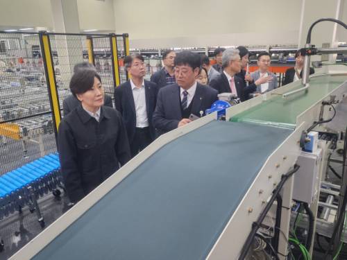 송미령 농림축산식품부 장관이 25일 영월 한반도농협 스마트 APC에서 토마토와 사과 자동선별시스템과 입출고·재고관리 통합정보시스템에 대한 설명을 듣고 있다.