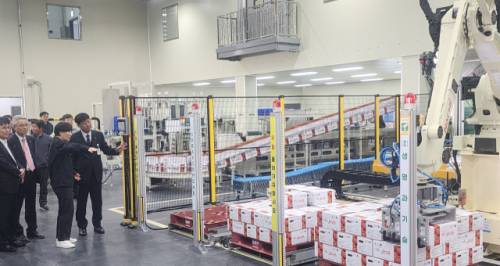 송미령 농림축산식품부 장관이 25일 영월 한반도농협 스마트 APC에서 토마토와 사과 자동선별시스템과 입출고·재고관리 통합정보시스템에 대한 설명을 듣고 있다.