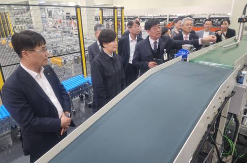 송미령 농림축산식품부 장관이 25일 영월 한반도농협 스마트 APC에서 토마토와 사과 자동선별시스템과 입출고·재고관리 통합정보시스템에 대한 설명을 듣고 있다.