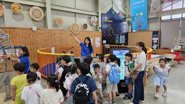 경남수학문화관 수학어드벤처관에서 학생들이 콘텐츠 설명을 듣고 있다. /경남교육청
