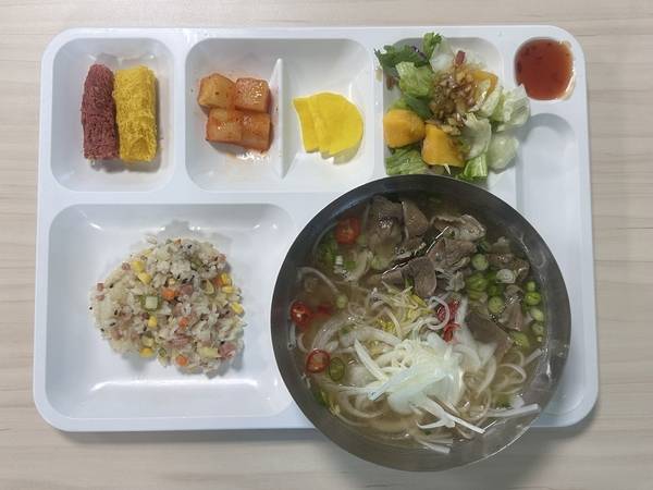 25일 처음 선보인 '국제 자매(우호)도시를 담은 한 끼'는 베트남 식단(사진)과 이웃 나라 친숙함을 담은 일본 식단으로 구성했다. /김해시