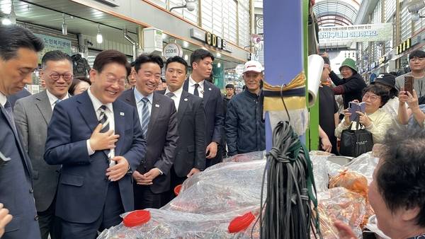 이재명 대통령이 25일 오후 진주 중앙시장을 방문해 상인과 시장을 찾은 시민들과 인사를 나누고 있다. /독자