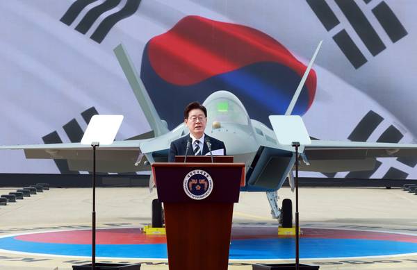 이재명 대통령이 25일 경남 사천 한국항공우주산업(KAI)에서 열린 KF-21 양산 1호기 출고식에서 격려사를 하고 있다. /연합뉴스