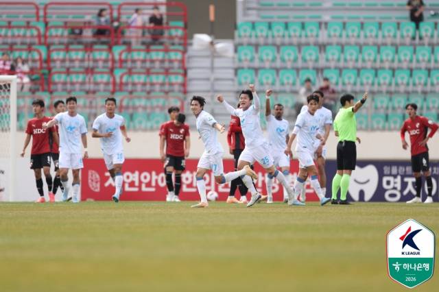 프로축구 K리그2 대구FC가 22일 열린 부산아이파크와의 대결에서 전반 38분 김주공의 득점으로 기뻐하고 있다. 하지만 이 골이 공격자 파울로 인해 득점으로 인정되지 못했다. 대구FC는 이날 부산아이파크에 1대3으로 패했다. K리그 제공