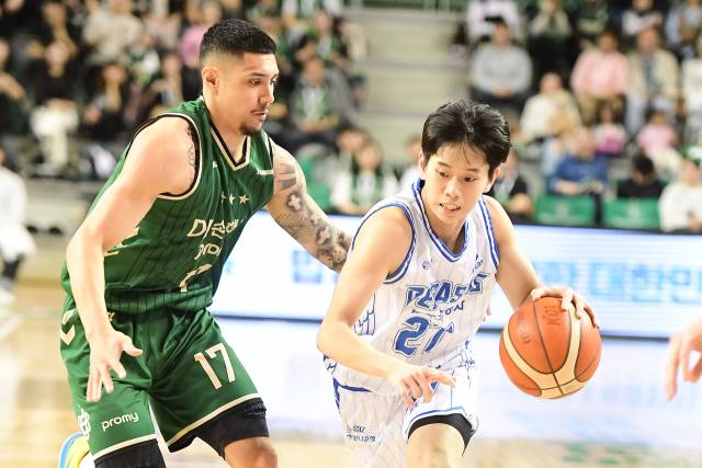 프로농구 대구 한국가스공사 페가수스의 양우혁(오른쪽)과 원주 DB 프로미의 이선 알바노가 22일 원주 DB 아레나에서 열린 경기에서 서로 대치하고 있다. KBL 제공