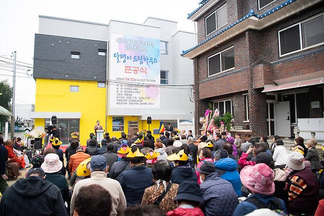 구미지역 한부모가족복지시설인 ‘달팽이 드림하우스’가 25일 준공식을 갖고 주거와 돌봄이 지원되는 복합복지공간 운영에 나선다. /구미시 제공