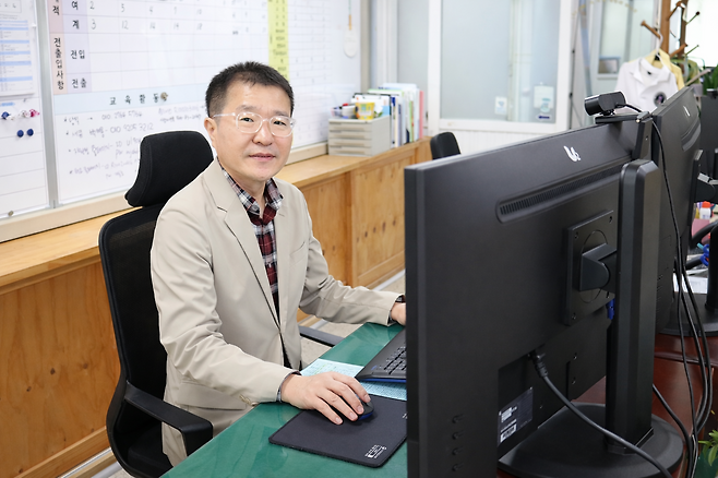 섬이라는 지리적 한계를 넘어 해양·ESG 교육의 새로운 모델을 제시하고 있는 울릉 저동초 석훈 교감. 학교 담장을 허물고 마을과 소통하는 교육 공동체를 꿈꾸는 그의 발상의 전환이 고립된 섬 교육 현장에 활기찬 변화의 바람을 일으키고 있다. /황진영 기자