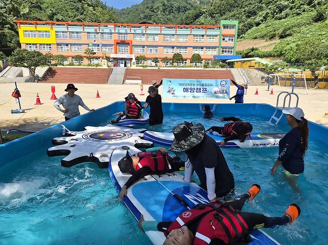 지난해 여름, 울릉 저동초 학생들이 학교 내 설치된 수영장에서 SUP(패들보드) 등 해양 스포츠 체험 활동을 즐기고 있다. 저동초는 지리적 특수성을 살린 ‘HIM’ 교육과정을 통해 학생들에게 살아있는 환경 생태 교육을 제공하고 있다. /황진영 기자