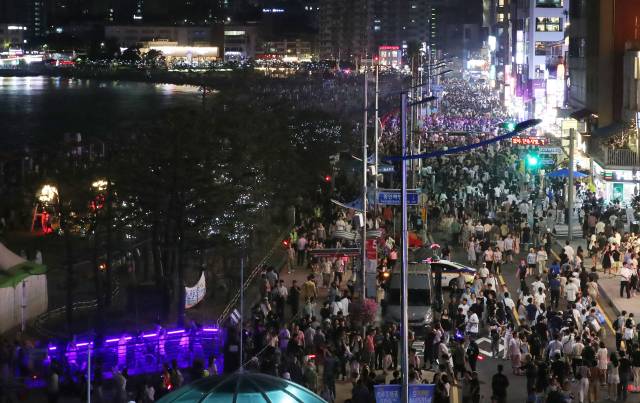 중구 용두산공원 야경(위)과 드론·레이저 쇼를 보기 위해 수영구 광안리 해변에 몰린 인파. 부산시·부산관광공사 제공·정종회 기자 jjh@