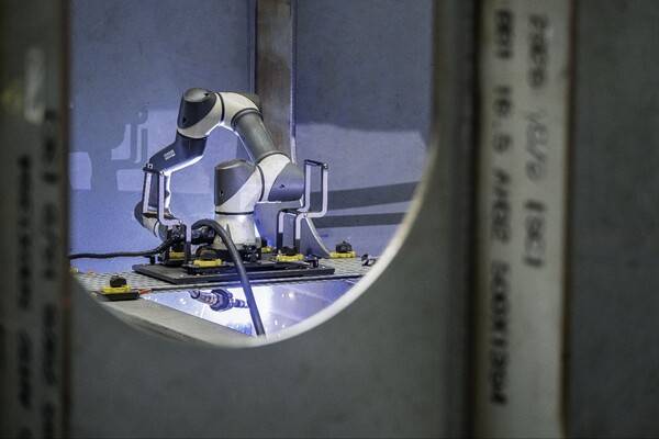 조선소에 적용 중인 용접로봇. [출처= HD현대]