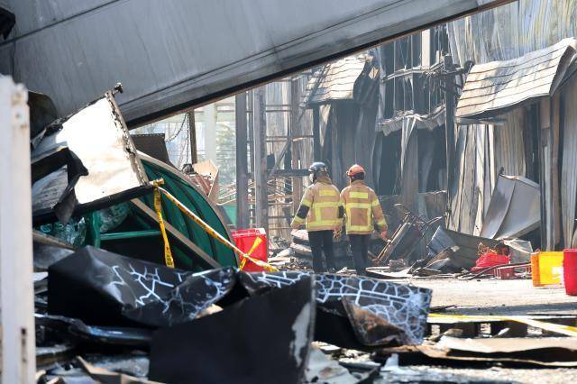 지난 20일 대형 화재가 발생한 대전 소재 안전공업 건물이 불에 훼손된 상태로 남아있는 모습 [사진=연합뉴스]