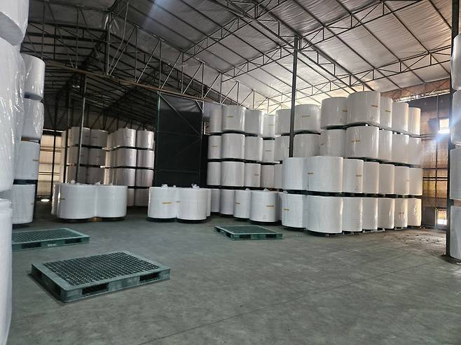 지난 23일 방문한 경기도 소재 플라스틱 시트 공장 창고. 평소라면 빈 공간 없이 재고가 쌓여있어야 하지만 썰렁한 모습이다.(정진용 기자 jjy@)