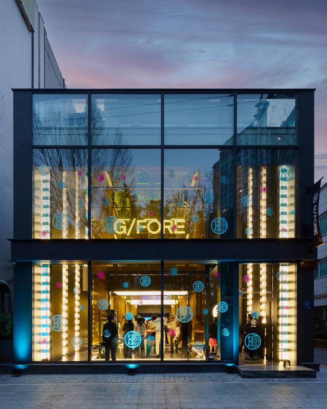 '애드 컬러 투 서울' 캠페인 로고로 꾸며진 지포어 서울 플래그십 매장 전경.(사진제공=코오롱FnC)