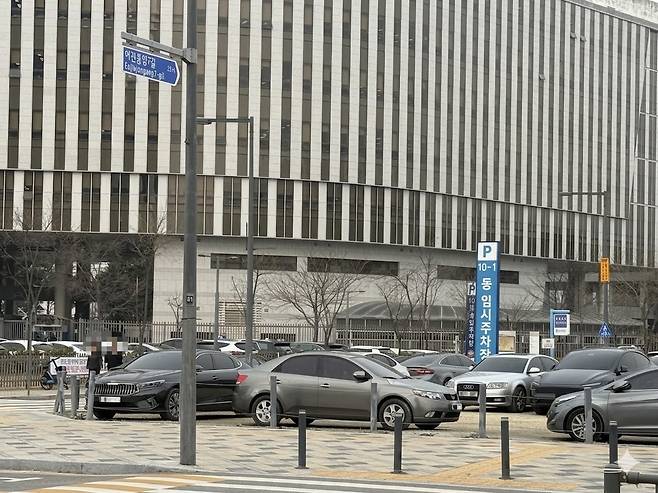 공공기관 차량 5부제 강화 첫날인 3월 25일, 정부세종청사 임시주차장에 차들이 꽉 차있다.(조아라 기자 abc@)