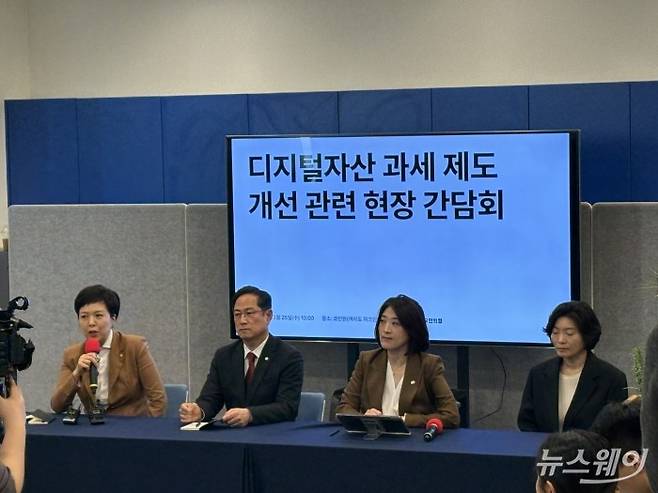 (왼쪽부터)간담회 이후 백브리핑을 진행하는 김은혜, 박수영, 최보윤 의원. 사진=한종욱 기자.