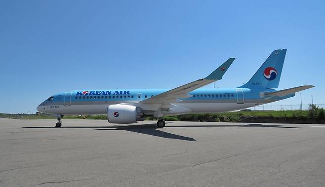 대한항공 A220 기재는 127석으로 구성됐으며, 연료 효율이나 운용비용이 A320 패밀리 또는 B737 계열 항공기 대비 저렴한 것으로 알려졌다. / ATIS