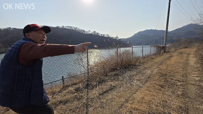 1946년 8월 17일 고사리 손에 태극기를 들고 백범 김구 선생을 환영하러 홍천강 나루터에 섰던 류연회 어르신. 당시 나루터 자리에서 백범의 의병장 묘소 참배 길을 이야기하고 있다. 사진=전정희 기자